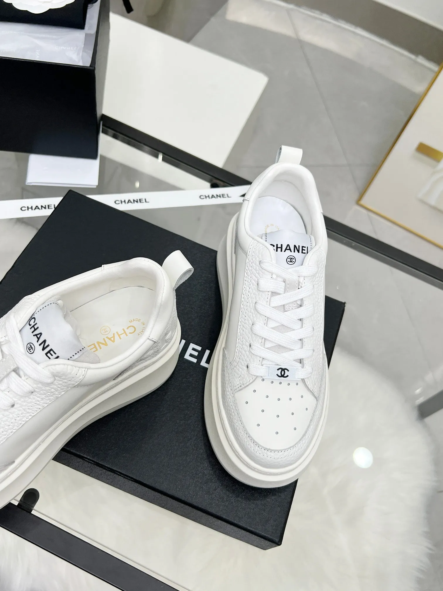 👟👟Ex-factory price 540👟👟 CHANEL 25C spring and summer new sports shoes official website is available at the same time ❤️ Counter out-of-stock kings. Major bloggers are recommending new styles on social days. This season’s new styles are simply eye-catching and look great on the feet. The casual casual sports style is refreshing and natural, interpreting Chanel’s fashionable femininity. The overall customization makes all sports shoes on the market at that time obsolete. This series is now available for sale! The upper is made of custom imported pebbled calf leather ➕ custom frosted calf leather. The lining is made of original one-to-one professionally customized mesh. Hardware accessories. Original full set of molds (not common in the market). Original custom molded TPU combination outsole. Height 4 cm. Women's size 35-39.